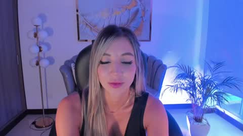 Snapshot of zoepresley chatting on February 1, 10:13 pm Zoe Presley online show from February 1, 10:13 pm