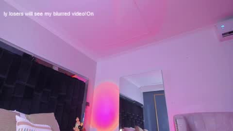 zoevidal_ online show from February 12, 6:09 pm