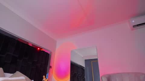 zoevidal_ online show from February 20, 2:57 pm