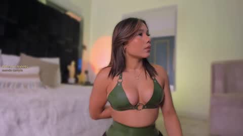 zoevidal_ online show from September 24, 11:46 am