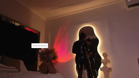 zoevidal_ online show from December 14, 11:59 am