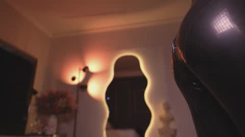 zoevidal_ online show from March 14, 11:59 am