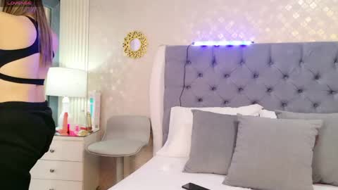 ZoeWilliis online show from April 26, 11:30 am