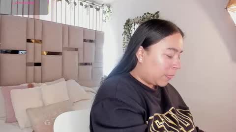 Snapshot of zoey_thommpson chatting on January 11, 1:27 pm zoey thommpson online show from January 11, 1:27 pm