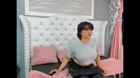 Snapshot of zol_lewis chatting on April 15, 1:07 pm Zol online show from April 15, 1:07 pm