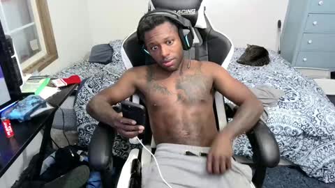 Snapshot of zoneingout chatting on December 27, 1:43 am zoneingout online show from December 27, 1:43 am