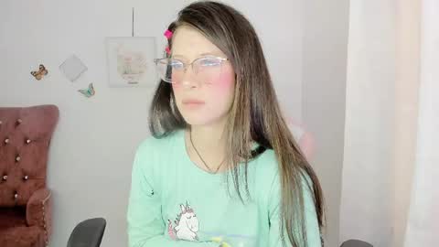 Snapshot of zooeybelair chatting on May 18, 4:13 pm Alicie online show from May 18, 4:13 pm