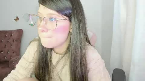 Snapshot of zooeybelair chatting on June 1, 4:09 pm Alicie online show from June 1, 4:09 pm