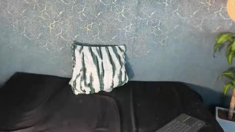 Snapshot of zorre_ chatting on October 10, 6:18 pm Zoe And Frienda online show from October 10, 6:18 pm