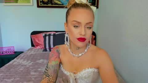 Snapshot of zorynvaal chatting on May 30, 9:39 am Mia online show from May 30, 9:39 am