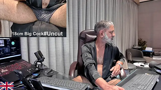 Snapshot of OnlineBossUK chatting on June 11, 10:02 am OnlineBossUK online show from June 11, 10:02 am