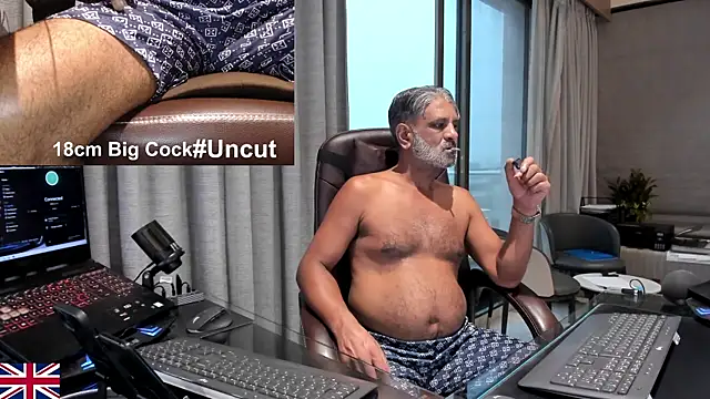 Snapshot of OnlineBossUK chatting on July 7, 12:20 pm OnlineBossUK online show from July 7, 12:20 pm