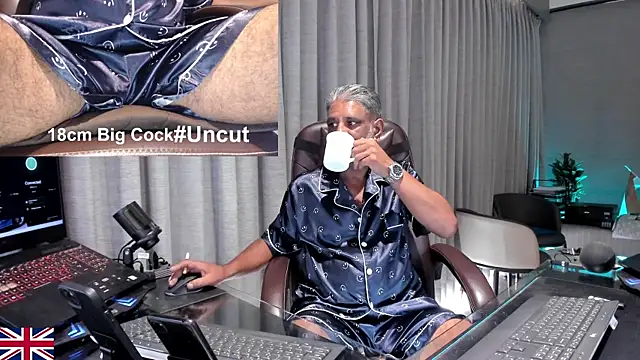 Snapshot of OnlineBossUK chatting on July 15, 5:12 am OnlineBossUK online show from July 15, 5:12 am