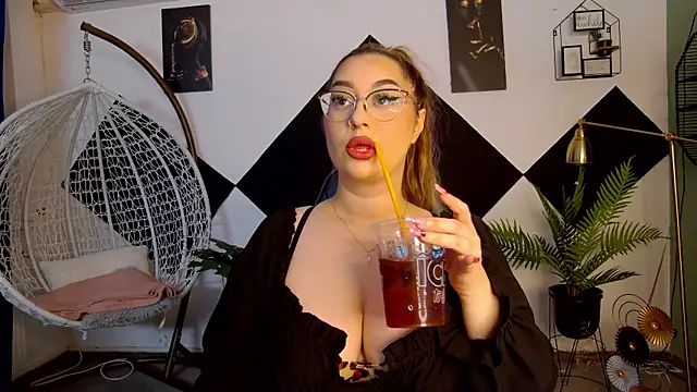Katewalker  online show from July 10, 7:05 pm