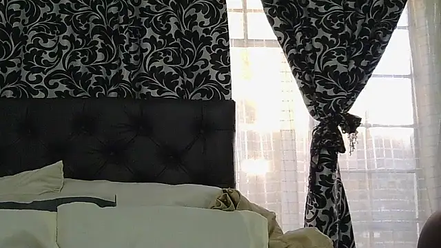 Snapshot of sluttylaura21 chatting on July 4, 6:30 am sluttylaura21 online show from July 4, 6:30 am