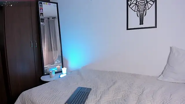 Snapshot of emilybae_ chatting on November 19, 1:05 am emilybae online show from November 19, 1:05 am