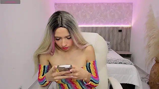 Snapshot of emilly_smith_1 chatting on January 15, 3:11 am emilly smith 1 online show from January 15, 3:11 am