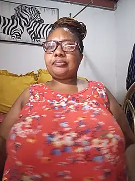 Snapshot of YELLOW_BONE chatting on June 1, 8:32 pm YELLOW BONE online show from June 1, 8:32 pm