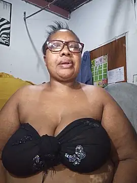 Snapshot of YELLOW_BONE chatting on June 12, 8:41 pm YELLOW BONE online show from June 12, 8:41 pm