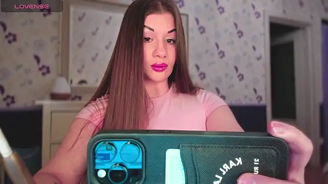 Snapshot of JuicyHelenX chatting on October 6, 3:31 pm JuicyHelenX online show from October 6, 3:31 pm