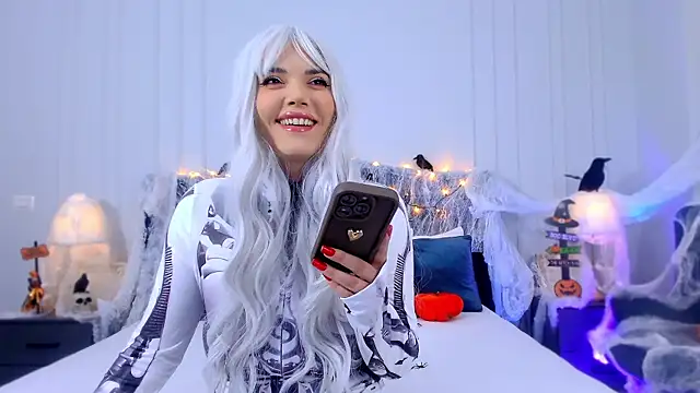 Snapshot of SophieAnn chatting on October 31, 3:13 pm SophieAnn online show from October 31, 3:13 pm