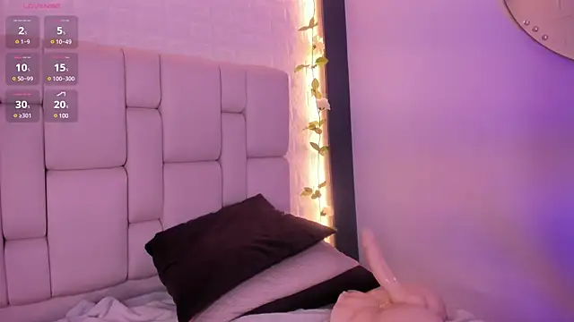 Snapshot of emma_woods_ chatting on December 19, 3:30 pm emma woods  online show from December 19, 3:30 pm