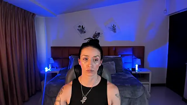 Snapshot of Kristen_Garner chatting on November 8, 8:18 pm Kristen Garner online show from November 8, 8:18 pm