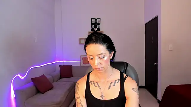 Snapshot of Kristen_Garner chatting on November 28, 8:33 pm Kristen Garner online show from November 28, 8:33 pm