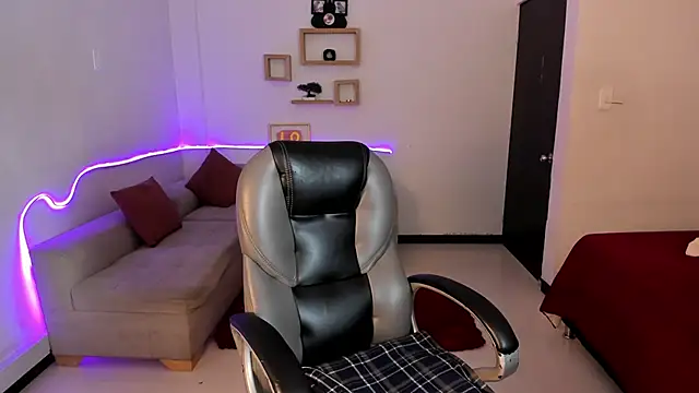 Snapshot of Kristen_Garner chatting on December 3, 7:23 pm Kristen Garner online show from December 3, 7:23 pm