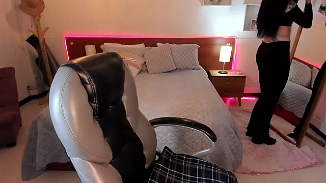 Snapshot of Kristen_Garner chatting on December 5, 7:54 pm Kristen Garner online show from December 5, 7:54 pm