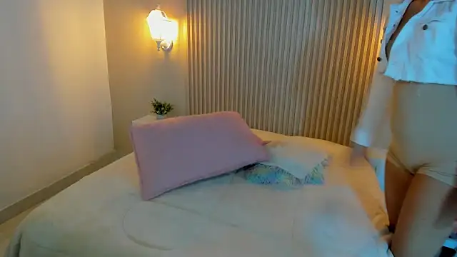 Snapshot of EmilyEvans7 chatting on November 16, 4:56 pm EmilyEvans7 online show from November 16, 4:56 pm