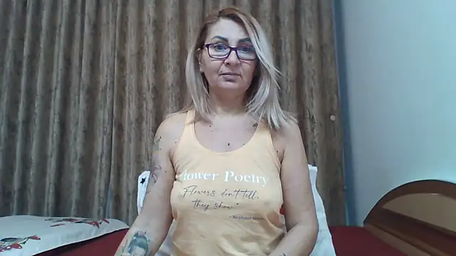 Snapshot of PussyEvely chatting on January 13, 5:44 am PussyEvely online show from January 13, 5:44 am