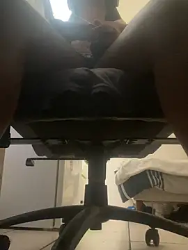 Snapshot of YesTheSexiest chatting on January 18, 12:31 pm YesTheSexiest online show from January 18, 12:31 pm