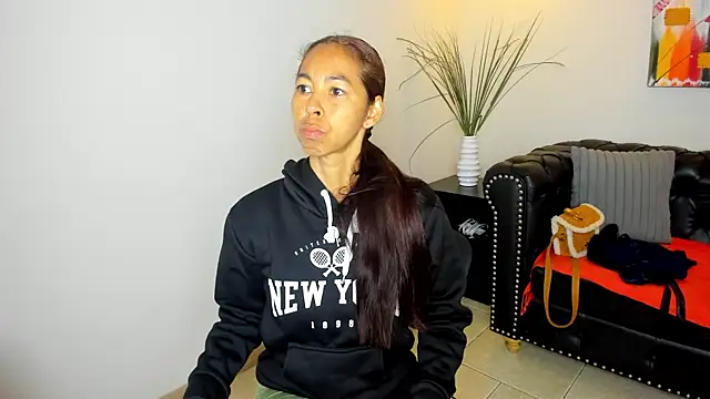 Snapshot of Rosalinda_Cortez chatting on August 8, 12:29 pm Rosalinda Cortez online show from August 8, 12:29 pm