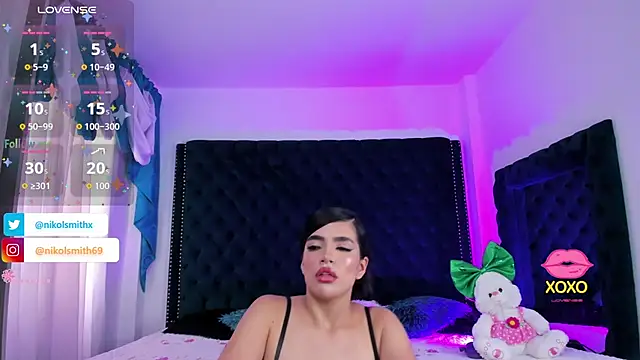 nikolsmithh online show from October 28, 6:32 pm