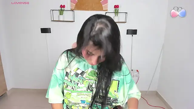 Snapshot of emily_villamil chatting on May 23, 10:03 pm emily villamil online show from May 23, 10:03 pm
