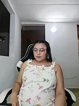 Snapshot of KathieBurning chatting on January 7, 8:22 pm KathieBurning online show from January 7, 8:22 pm