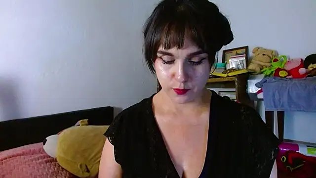 Snapshot of collette_beaufoy_ chatting on June 12, 6:23 am collette beaufoy online show from June 12, 6:23 am