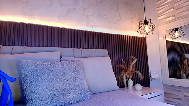 SHANONCLARK online show from February 10, 7:07 pm