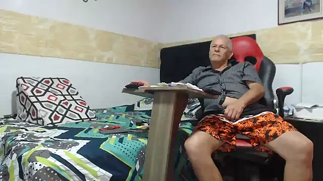 VALENTINO1983  online show from November 15, 7:05 am