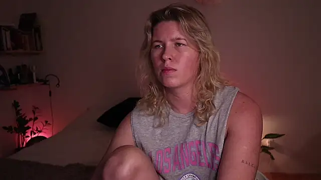 moonamii online show from October 31, 6:42 pm