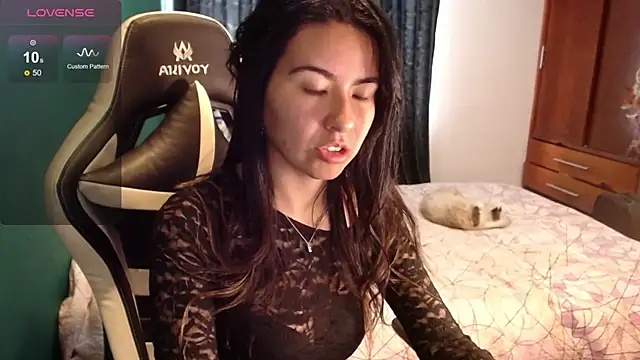 Snapshot of alice_middlee chatting on June 22, 3:53 pm alice middlee online show from June 22, 3:53 pm