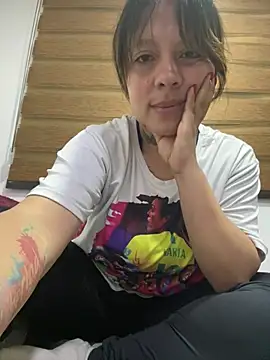 Snapshot of Bruja_lu chatting on January 18, 11:22 pm Bruja lu online show from January 18, 11:22 pm