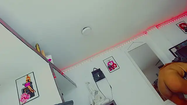 Snapshot of candy_kendall chatting on October 30, 8:49 am candy kendall online show from October 30, 8:49 am