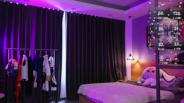 HolliWould  online show from February 19, 5:14 am