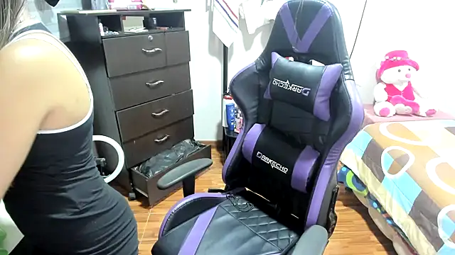 Snapshot of LuisaReyes_2911 chatting on December 16, 1:21 am LuisaReyes 2911 online show from December 16, 1:21 am