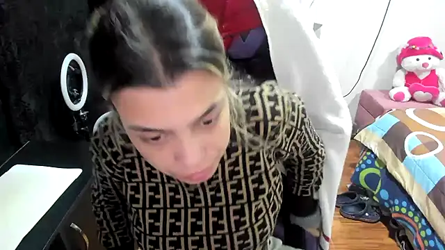 Snapshot of LuisaReyes_2911 chatting on December 22, 3:44 am LuisaReyes 2911 online show from December 22, 3:44 am