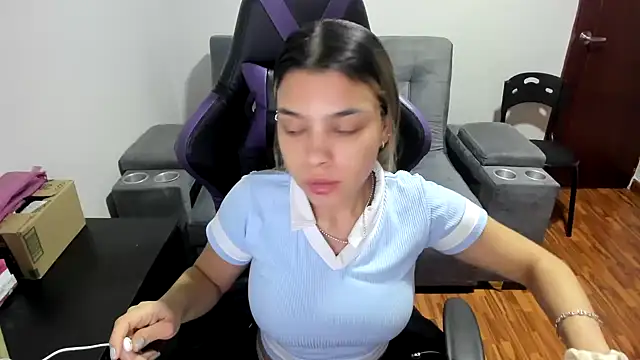 Snapshot of LuisaReyes_2911 chatting on January 13, 3:01 am LuisaReyes 2911 online show from January 13, 3:01 am