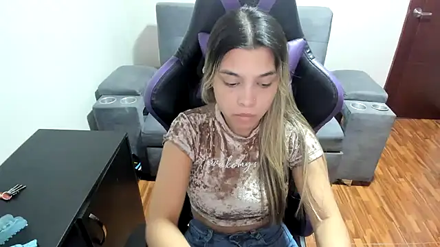 Snapshot of LuisaReyes_2911 chatting on March 17, 2:52 am LuisaReyes 2911 online show from March 17, 2:52 am