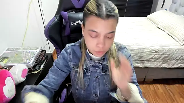 Snapshot of LuisaReyes_2911 chatting on September 27, 2:16 am LuisaReyes 2911 online show from September 27, 2:16 am